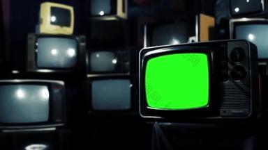 老电视绿色屏幕与许多电视. 放大. 准备用任何你想要的镜头或图片替换绿色屏幕。你可以用键控 (色度键) 效应在 Adobe 的效果。全高清.